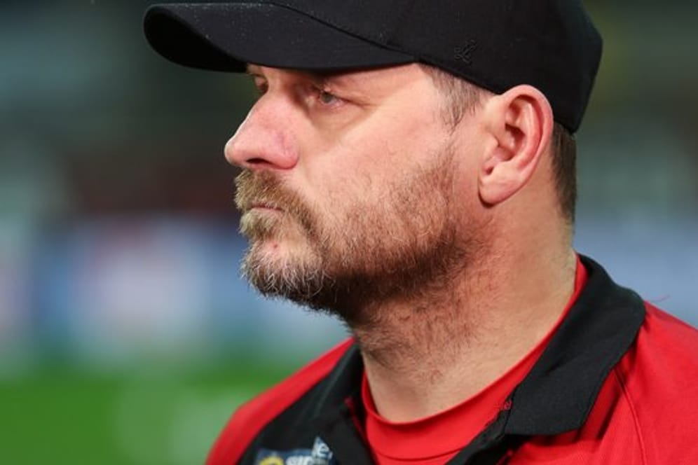 Paderborns Trainer Steffen Baumgart steht vor einem Spiel an der Seitenlinie.