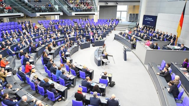 Seit der Wahl 2017 ist der Bundestag mit 709 Abgeordneten so groß wie nie zuvor, eigentlich sind nur 598 Abgeordnete vorgesehen. Seit der Wahl 2017 ist der Bundestag mit 709 Abgeordneten so groß wie nie zuvor, eigentlich sind nur 598 Abgeordnete vorgesehen.