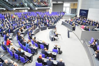 Seit der Wahl 2017 ist der Bundestag mit 709 Abgeordneten so groß wie nie zuvor, eigentlich sind nur 598 Abgeordnete vorgesehen.