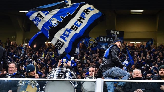 Die Fans von Atalanta spenden die gesparten Ticketkosten an ein Krankenhaus in ihrer Heimatstadt. Die Fans von Atalanta spenden die gesparten Ticketkosten an ein Krankenhaus in ihrer Heimatstadt.