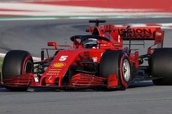 Ferrari-Pilot Sebastian Vettel aus Deutschland bei einer Testfahrt mit dem SF1000 auf dem Circuit de Barcelona-Catalunya.