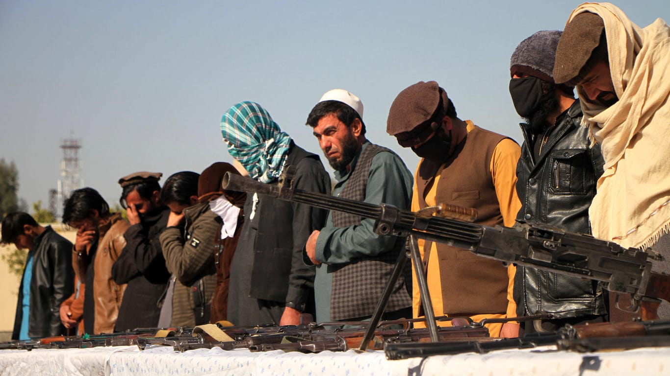 Talibankämpfer ergeben sich im Februar (Archivbild): Die afghanische Regierung will tausende Kämpfer freilassen.