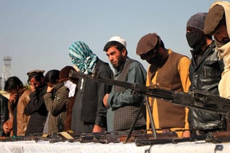 Talibankämpfer ergeben sich im Februar (Archivbild): Die afghanische Regierung will tausende Kämpfer freilassen.