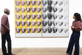 Mitarbeiter der Galerie betrachten das Kunstwerk "Marilyn Diptych" von Andy Warhol in der Tate Modern.