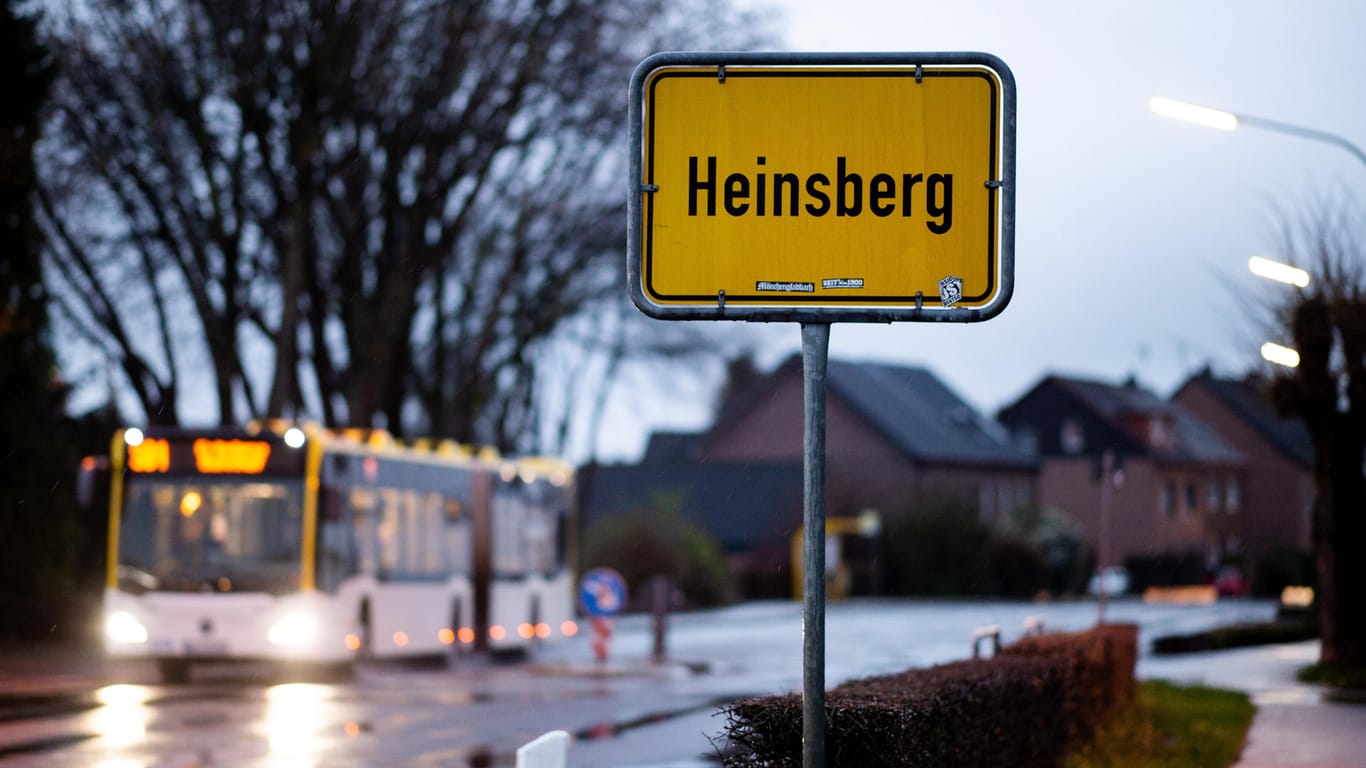 Ein Bus fährt am Ortsschild von Heinsberg vorbei: Der Kreis ist besonders betroffen.
