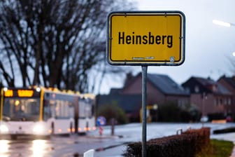 Ein Bus fährt am Ortsschild von Heinsberg vorbei: Der Kreis ist besonders betroffen.
