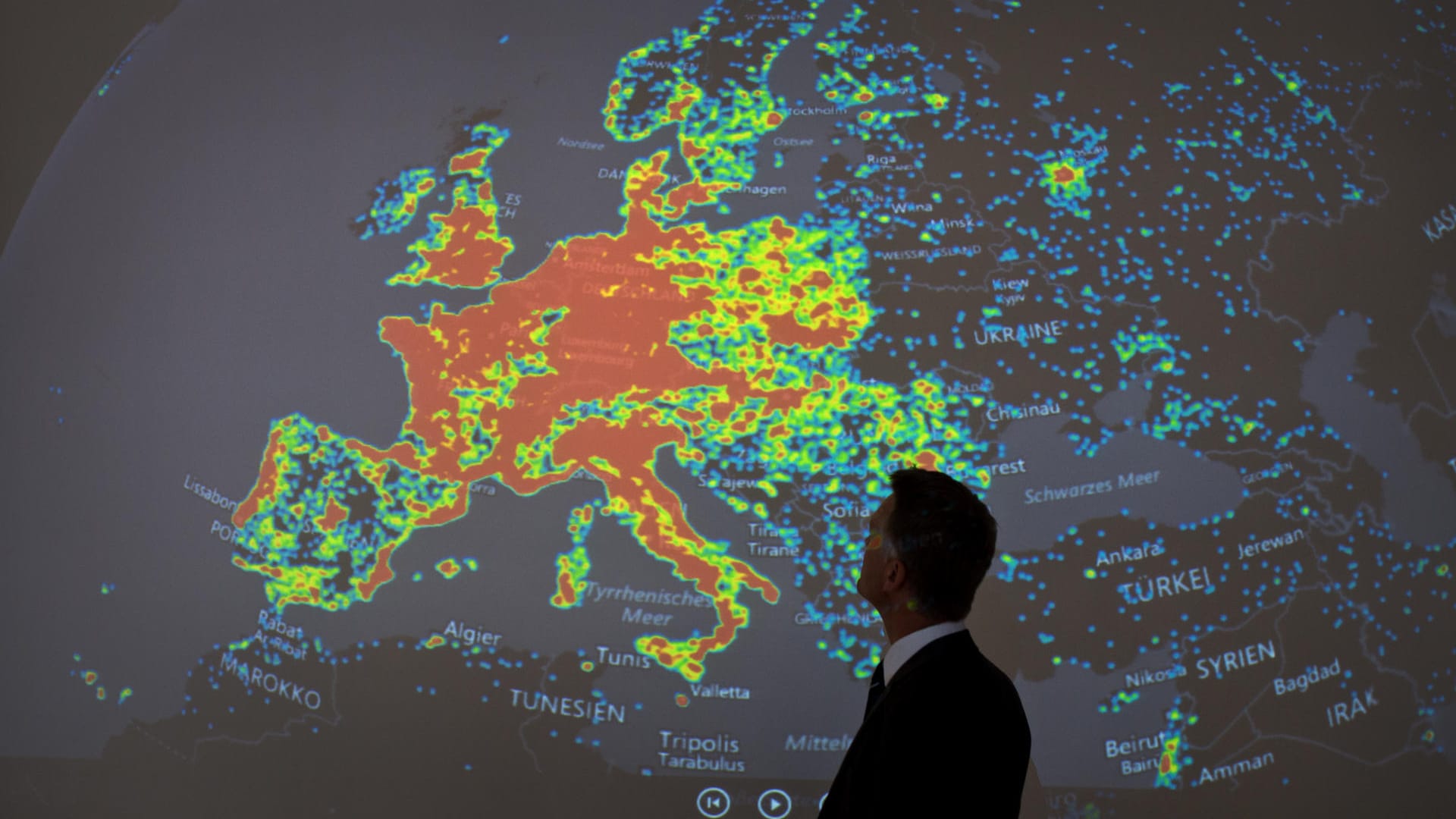 Ein Karte mit Aktivitäten eines sogenannten Botnetzes (Symbolbild): Microsoft ist es gemeinsam mit Partnern aus 35 Ländern gelungen, das Botnet Necurs weitgehend zu zerstören. Ein Karte mit Aktivitäten eines sogenannten Botnetzes (Symbolbild): Microsoft ist es gemeinsam mit Partnern aus 35 Ländern gelungen, das Botnet Necurs weitgehend zu zerstören.