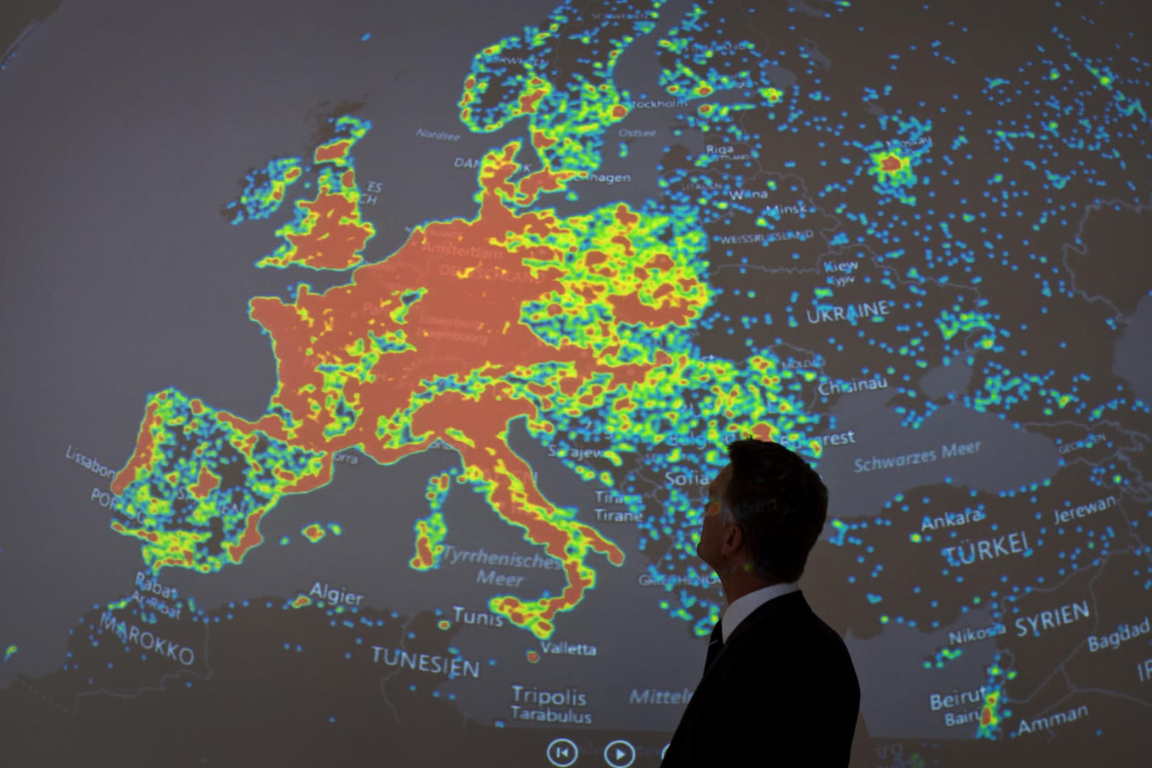 Ein Karte mit Aktivitäten eines sogenannten Botnetzes (Symbolbild): Microsoft ist es gemeinsam mit Partnern aus 35 Ländern gelungen, das Botnet Necurs weitgehend zu zerstören.