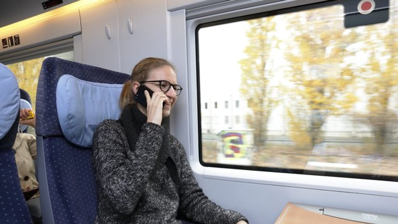 Die Bahn experimentiert derzeit mit neuartigen Fenstern für einen besseren Handyempfang.