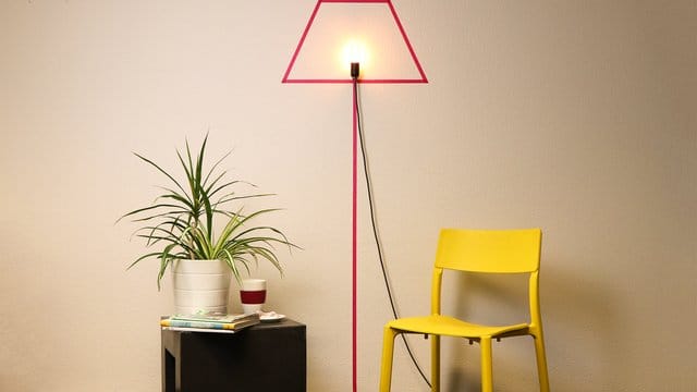 Stylische Einrichtung, aber eigentlich nicht vorhanden: Die Umrisse der Stehlampe sind lediglich an die Wand geklebt.