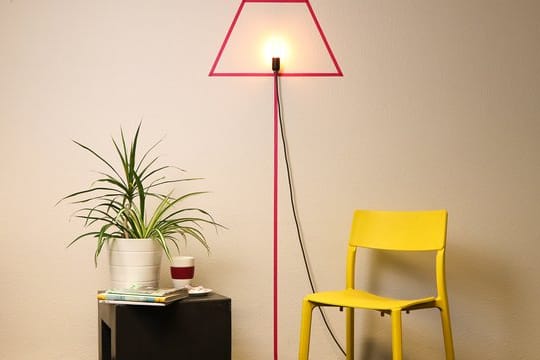 Stylische Einrichtung, aber eigentlich nicht vorhanden: Die Umrisse der Stehlampe sind lediglich an die Wand geklebt.