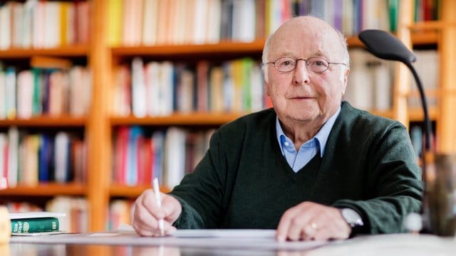 Der ehemalige Arbeits- und Sozialminister Norbert Blüm ist nach einer Blutvergiftung an Armen und Beinen gelähmt. Der ehemalige Arbeits- und Sozialminister Norbert Blüm ist nach einer Blutvergiftung an Armen und Beinen gelähmt.