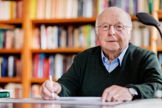 Der ehemalige Arbeits- und Sozialminister Norbert Blüm ist nach einer Blutvergiftung an Armen und Beinen gelähmt.