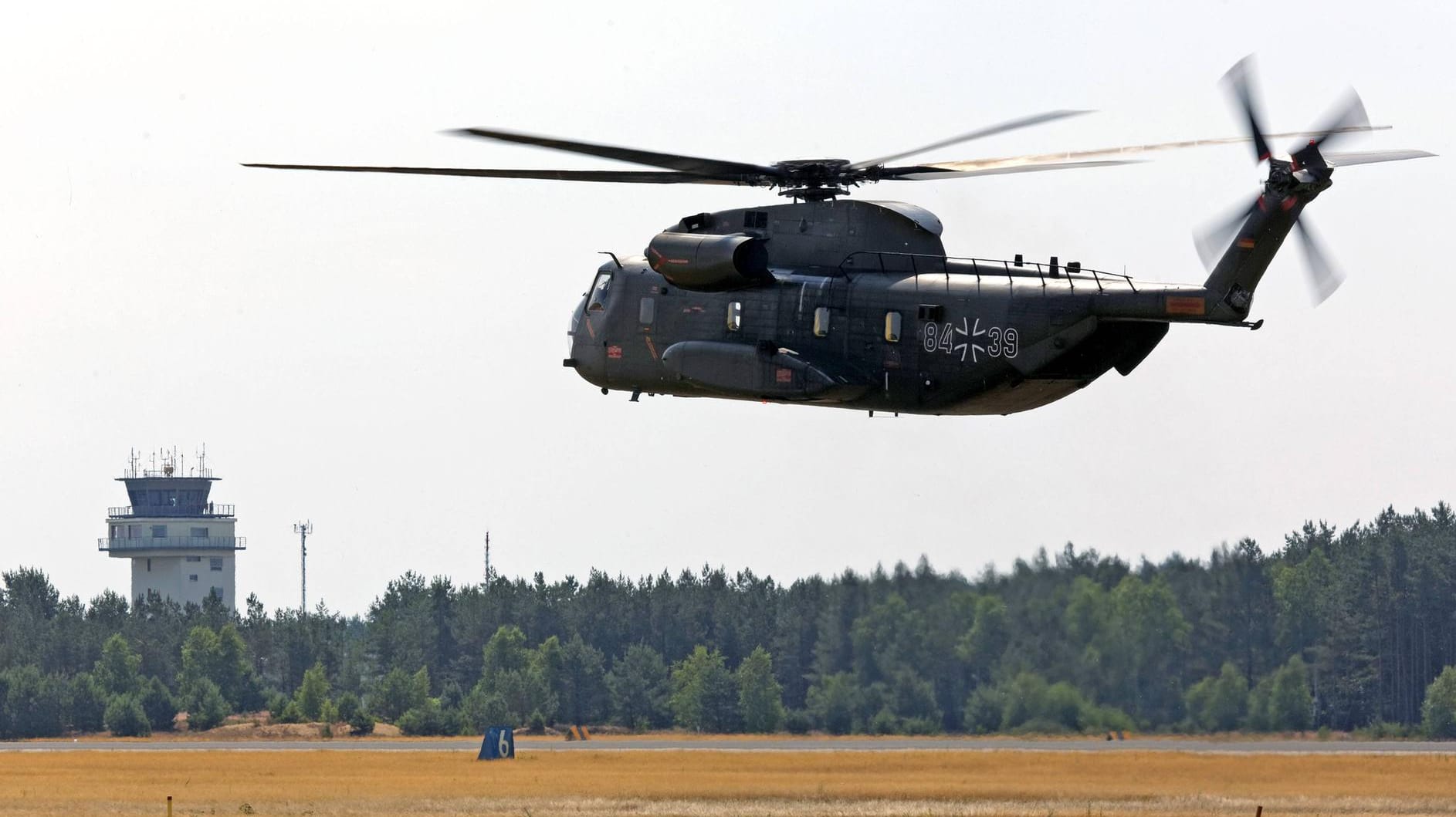 Ein mittelschwerer Transporthubschrauber vom Typ Sikorsky CH-53 der Bundeswehr (Archivbild): Ein Hubschrauber dieses Typs hat eine Sicherheitslandung machen müssen.