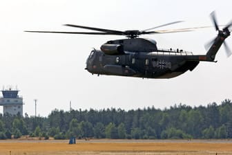 Ein mittelschwerer Transporthubschrauber vom Typ Sikorsky CH-53 der Bundeswehr (Archivbild): Ein Hubschrauber dieses Typs hat eine Sicherheitslandung machen müssen.