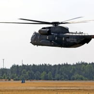 Ein mittelschwerer Transporthubschrauber vom Typ Sikorsky CH-53 der Bundeswehr (Archivbild): Ein Hubschrauber dieses Typs hat eine Sicherheitslandung machen müssen.