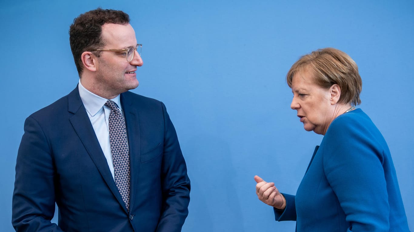 Bundeskanzlerin Angela Merkel geht neben Gesundheitsminister Jens Spahn in die Pressekonferenz: Es war das erste Mal, dass sich die Kanzlerin öffentlich zum Virus äußerte.