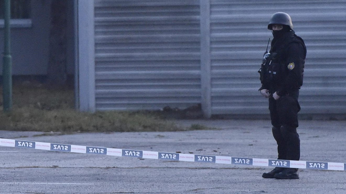 Ein Polizist bewacht das Gerichtsgebäude für den Prozess um den Mord an Jan Kuciak und seiner Lebensgefährtin (Archivbild): Im Zuge der Ermittlungen hat die Polizei nun Richter festgenommen.