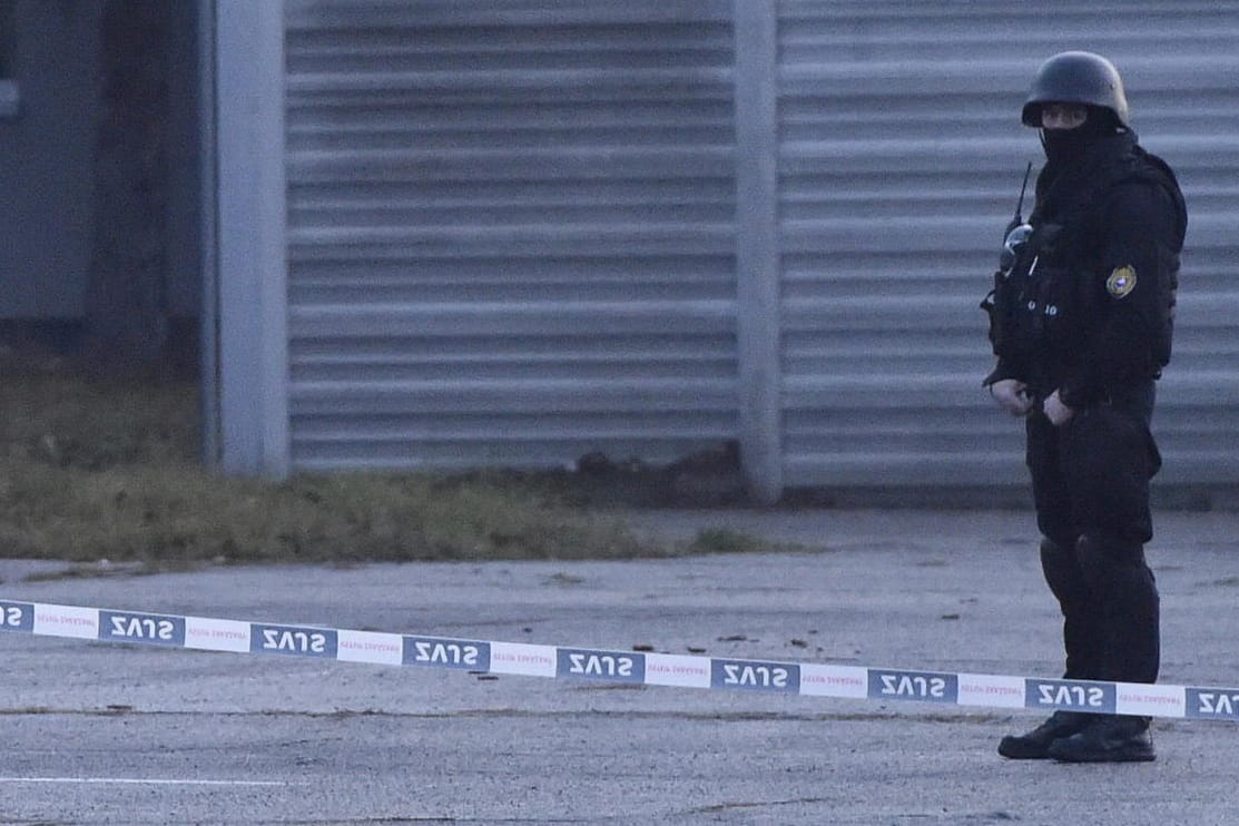 Ein Polizist bewacht das Gerichtsgebäude für den Prozess um den Mord an Jan Kuciak und seiner Lebensgefährtin (Archivbild): Im Zuge der Ermittlungen hat die Polizei nun Richter festgenommen.