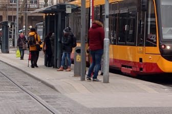 Eine Straßenbahn steht an der Haltestelle Hauptbahnhof: In Karlsruhe hat es einen schweren Unfall mit einer Tram gegeben.