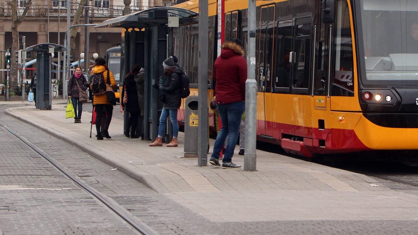 Eine Straßenbahn steht an der Haltestelle Hauptbahnhof: In Karlsruhe hat es einen schweren Unfall mit einer Tram gegeben.