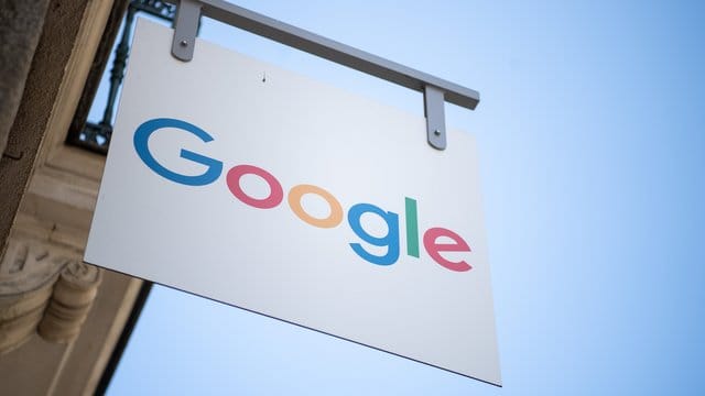 Wegen Ansteckungsgefahr empfiehlt Google auch seinen Mitarbeitern in Deutschland, lieber von zu Hause aus zu arbeiten. Wegen Ansteckungsgefahr empfiehlt Google auch seinen Mitarbeitern in Deutschland, lieber von zu Hause aus zu arbeiten.