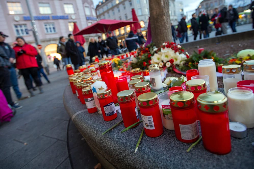 Kerzen und Blumen am Königsplatz in Augsburg: Hier war Anfang Dezember ein Mann aus einer Gruppe Jugendlicher heraus erschlagen worden.