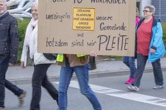 Hunderte Einwohner aus Gemeinden Mecklenburg-Vorpommerns protestieren gegen den weiteren Ausbau der Windkraft.