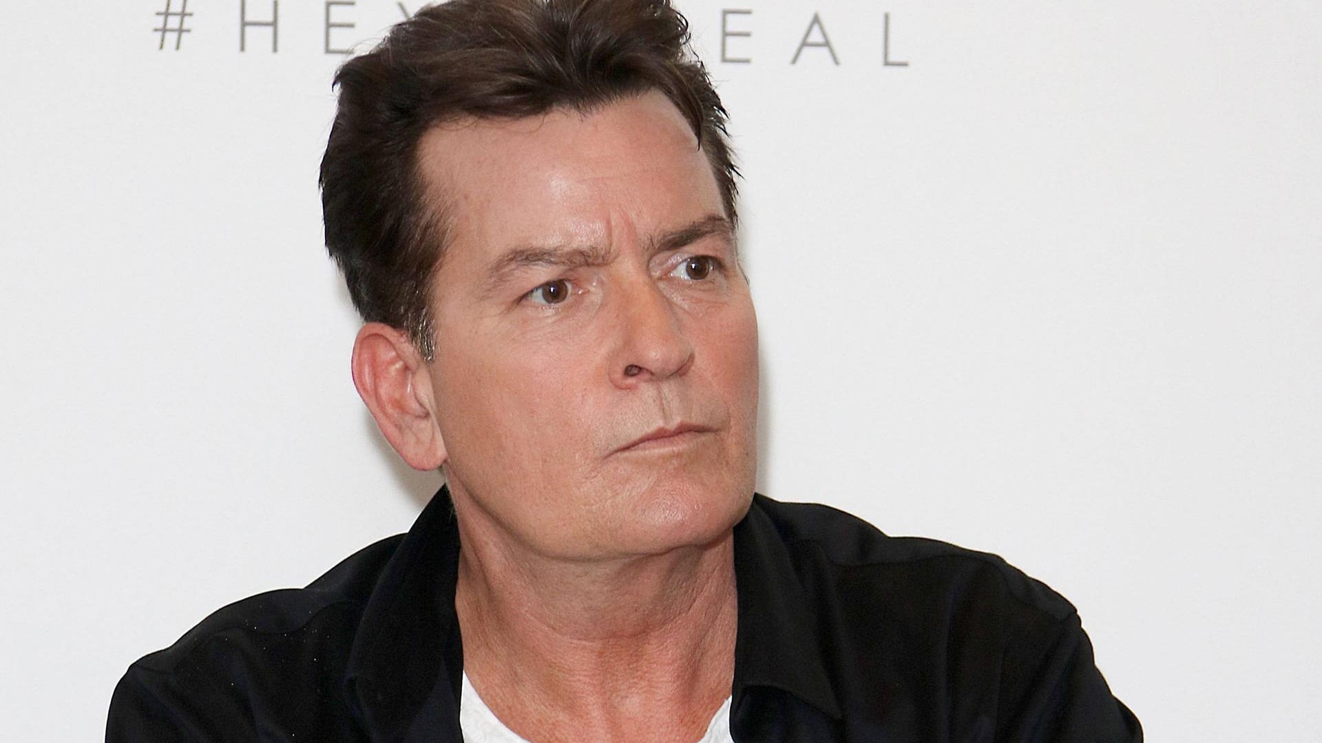 Charlie Sheen: Der Schauspieler ist bekannt für Skandale und Abstürze.