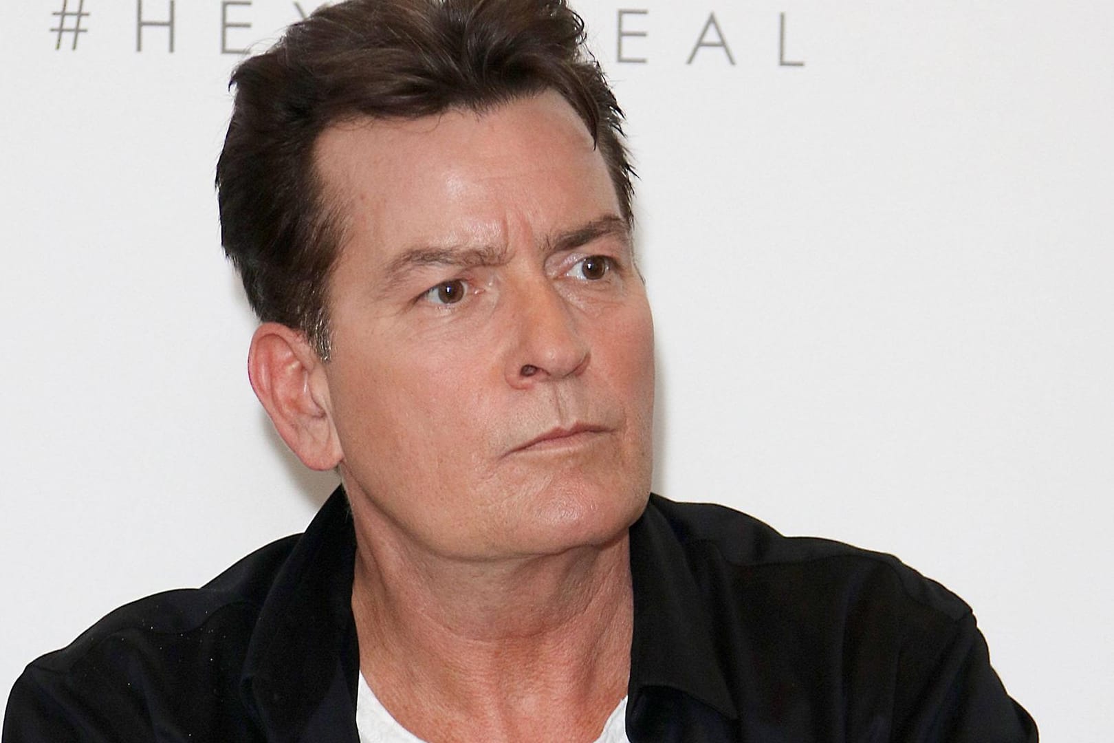 Charlie Sheen: Der Schauspieler ist bekannt für Skandale und Abstürze.