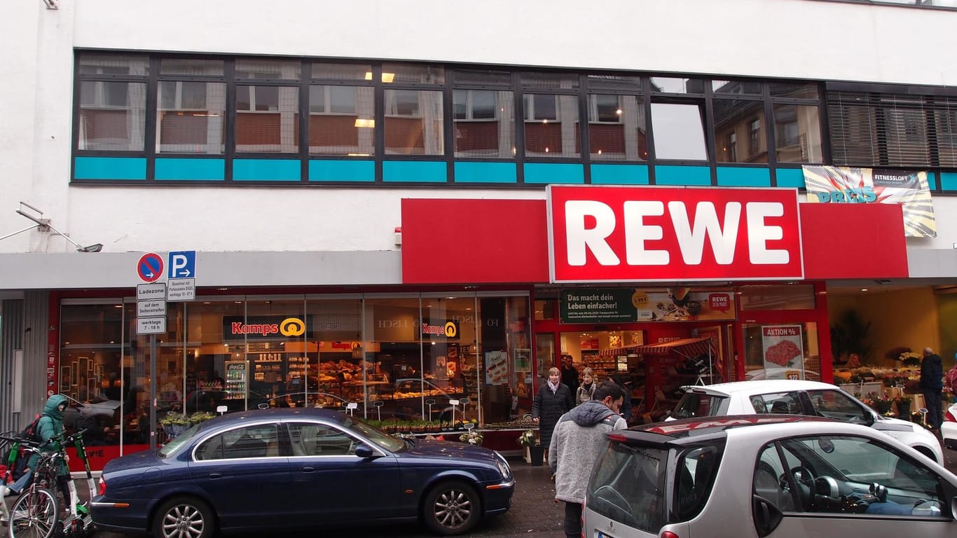 Die Rewe-Filiale auf dem Eigelstein: Inhaber Udo Ridders ist mit der Wegnahme der Autos einverstanden.