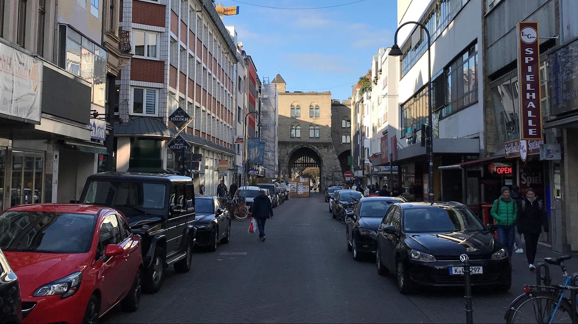 Blick auf den heutigen Eigelstein: Der Platz für die Autofahrer und anderen Verkehrsteilnehmer ist begrenzt.