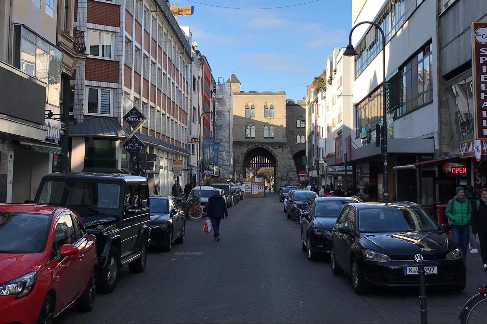 Blick auf den heutigen Eigelstein: Der Platz für die Autofahrer und anderen Verkehrsteilnehmer ist begrenzt.