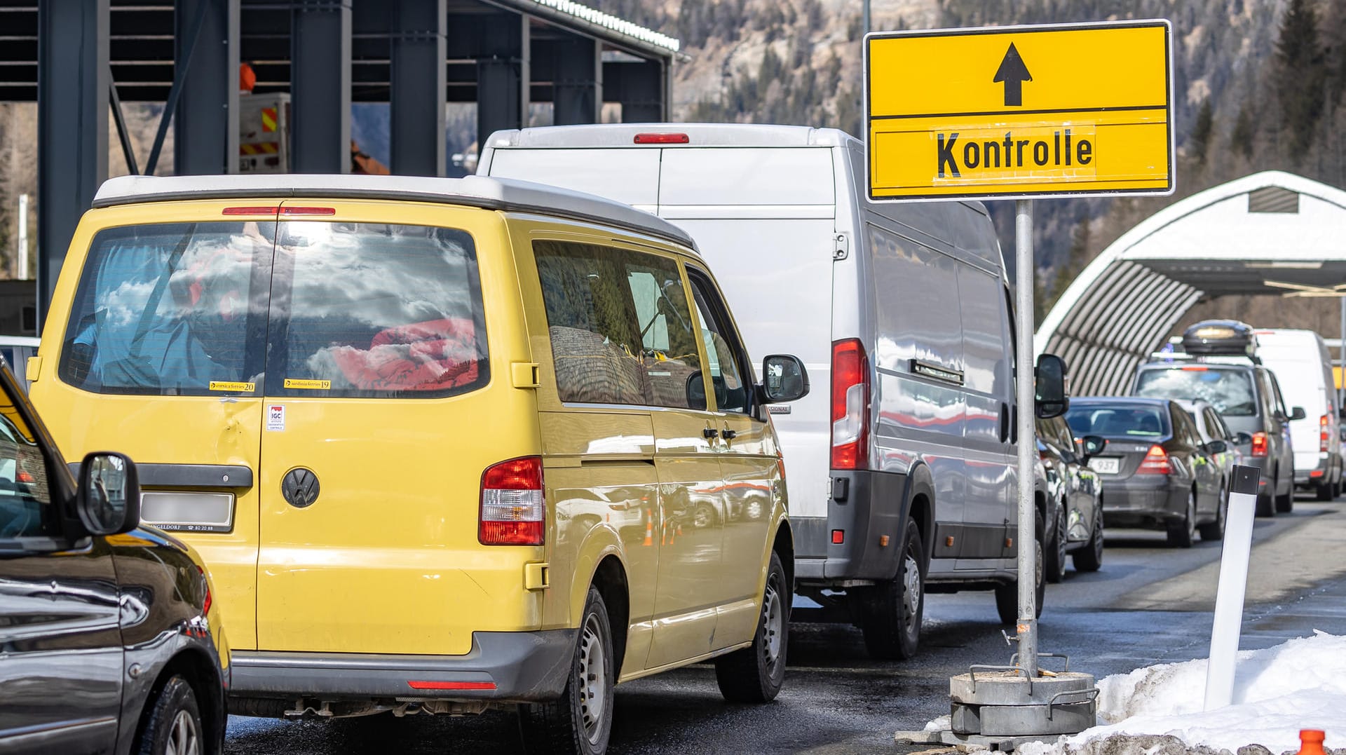 Vor den Kontrollen am Grenzübergang bilden sich Autoschlangen: Zwei kleinere Grenzübergänge werden komplett gesperrt.