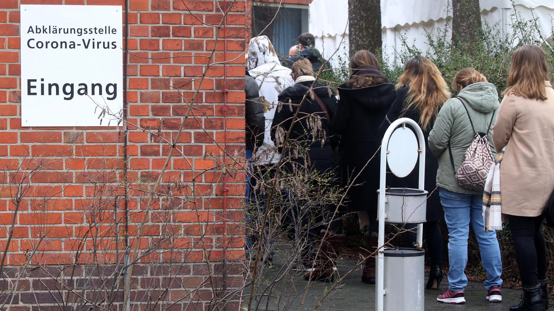 Menschen stehen Schlange vor dem Eingang der Abklärungsstelle Coronavirus an einer Berliner Klinik. Die vom Robert-Koch-Institut am Mittwoch angegebene Zahl bestätigter Erkrankungen hinkt der tatsächlichen Zahl hinterher.