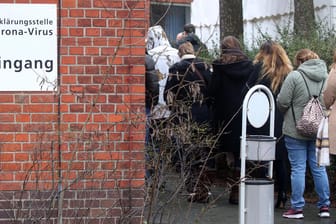 Menschen stehen Schlange vor dem Eingang der Abklärungsstelle Coronavirus an einer Berliner Klinik. Die vom Robert-Koch-Institut am Mittwoch angegebene Zahl bestätigter Erkrankungen hinkt der tatsächlichen Zahl hinterher.