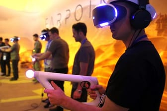 Besucher spielen Farpoint mit der Sony PlayStation VR auf der Electronic Entertainment Expo (E3) in Los Angeles.