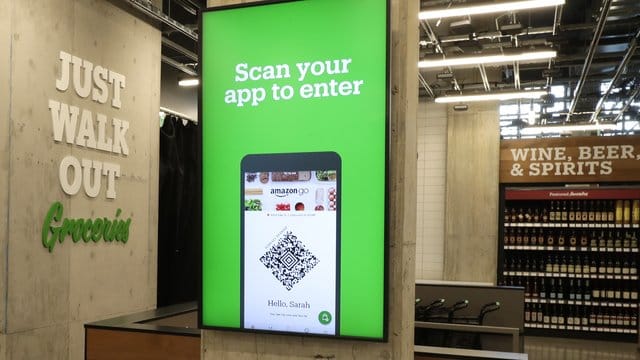 Supermarkt "Amazon Go Grocery Store": Der Online-Händler hat seine Techniologie zum Einkaufen ohne Kassen erstmals bei einem anderen Einzelhändler untergebracht. Supermarkt "Amazon Go Grocery Store": Der Online-Händler hat seine Techniologie zum Einkaufen ohne Kassen erstmals bei einem anderen Einzelhändler untergebracht.