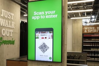 Supermarkt "Amazon Go Grocery Store": Der Online-Händler hat seine Techniologie zum Einkaufen ohne Kassen erstmals bei einem anderen Einzelhändler untergebracht.