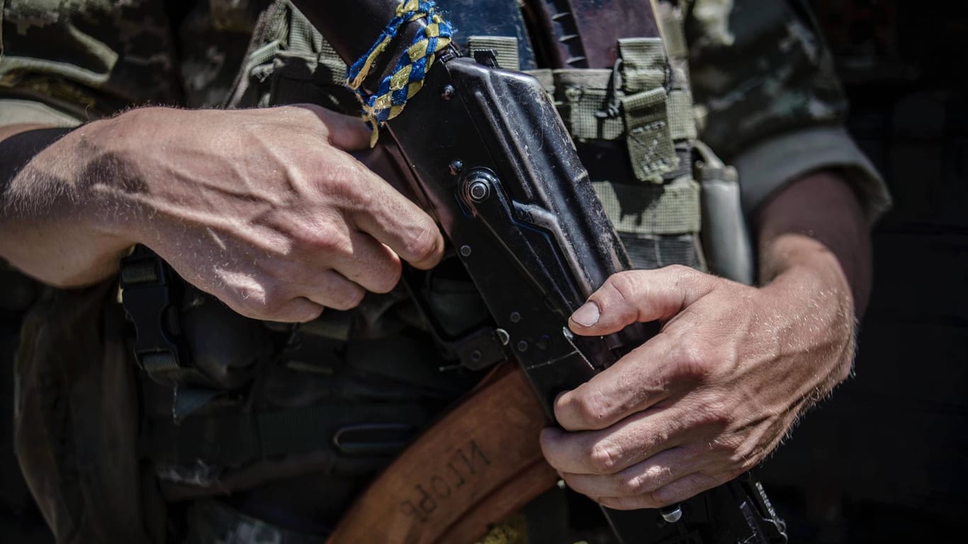 Ein Soldat der ukrainischen Armee im Donbass: Seit 2014 wurden in dem Konflikt rund 13.200 Menschen getötet worden.