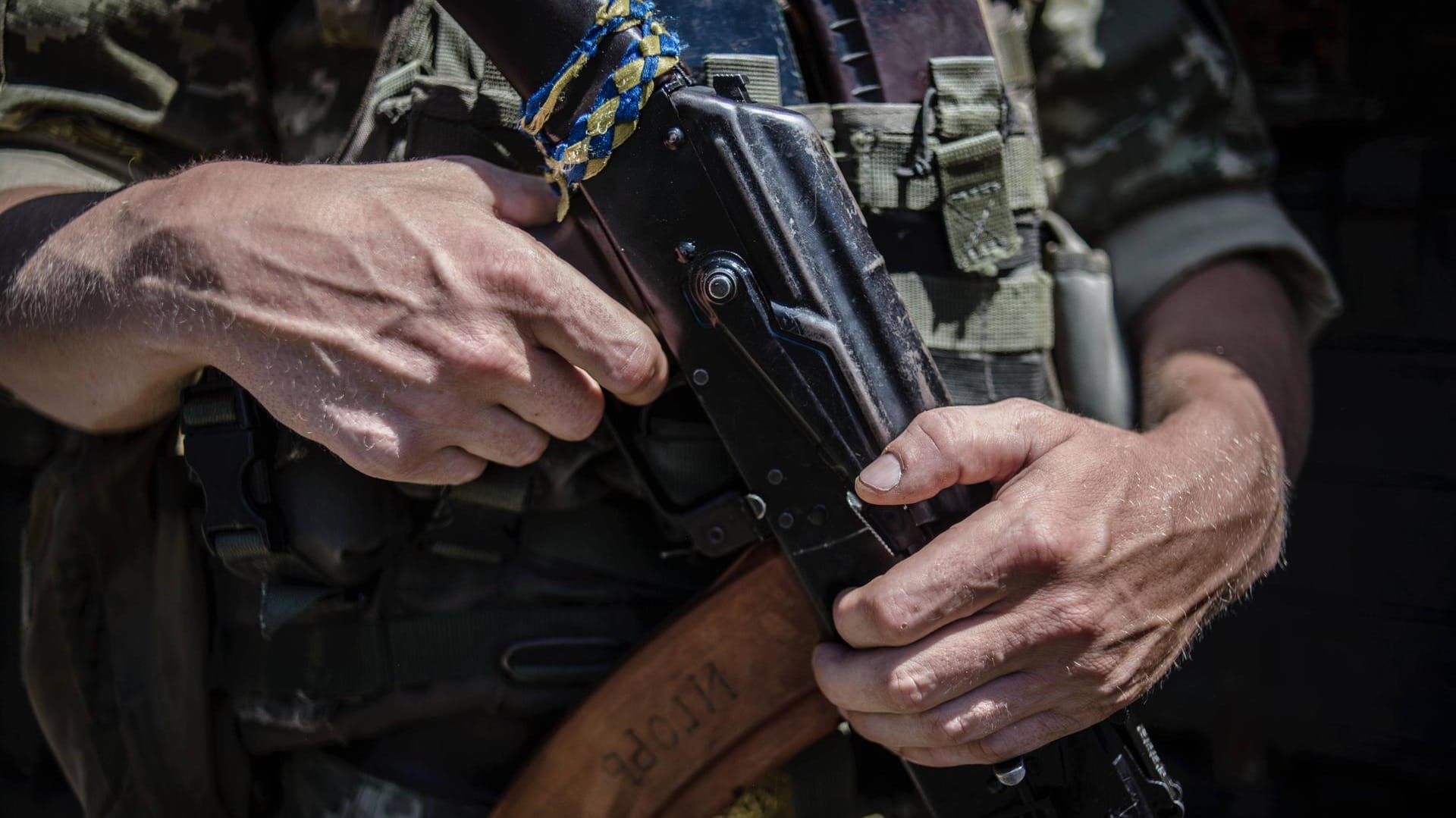 Ein Soldat der ukrainischen Armee im Donbass: Seit 2014 wurden in dem Konflikt rund 13.200 Menschen getötet worden. Ein Soldat der ukrainischen Armee im Donbass: Seit 2014 wurden in dem Konflikt rund 13.200 Menschen getötet worden.