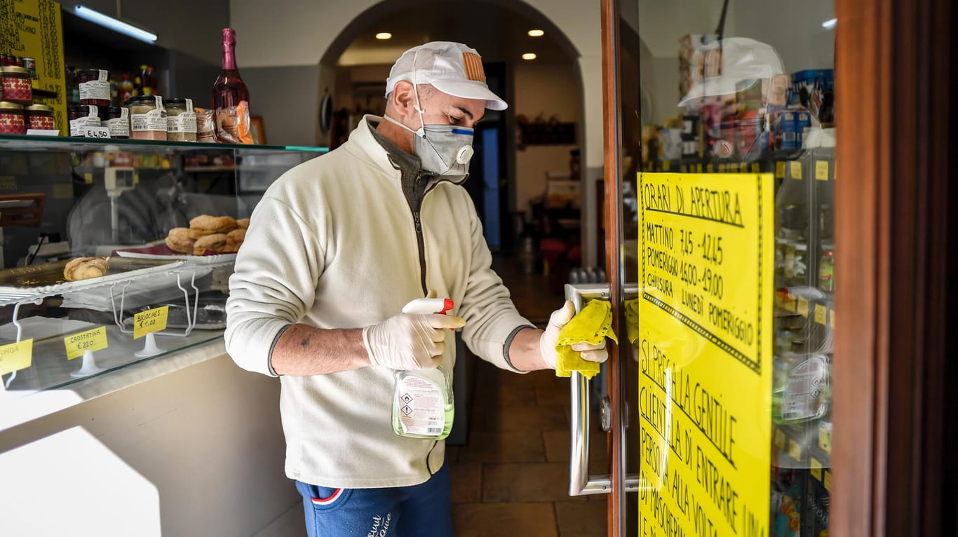 Ein Händler in der italienischen Stadt Codogno: Italien ist wegen des Corona-Ausbruchs zur Schutzzone erklärt worden.