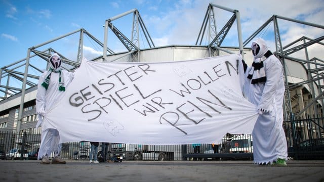 Vor verschlossenen Toren: Zwei als Geist verkleidete Gladbach-Fans vor dem Stadion. Vor verschlossenen Toren: Zwei als Geist verkleidete Gladbach-Fans vor dem Stadion.