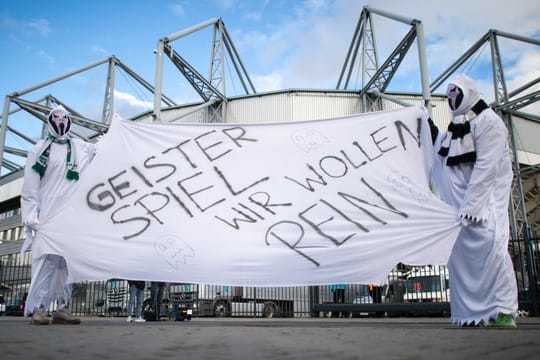 Vor verschlossenen Toren: Zwei als Geist verkleidete Gladbach-Fans vor dem Stadion.