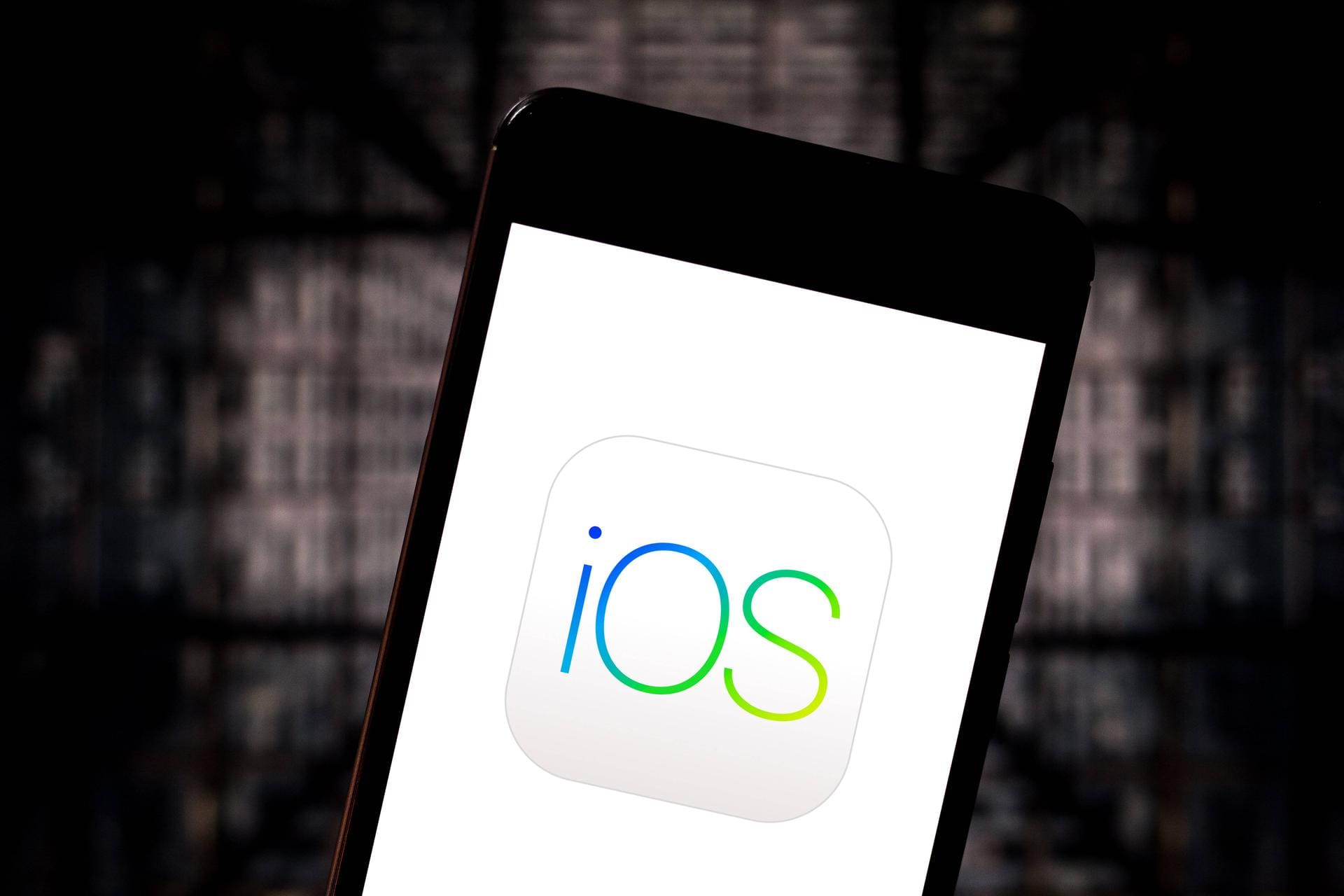 Das iOS-Logo auf einem iPhone-Display: iOS 14 soll den Homescreen umkrempeln.