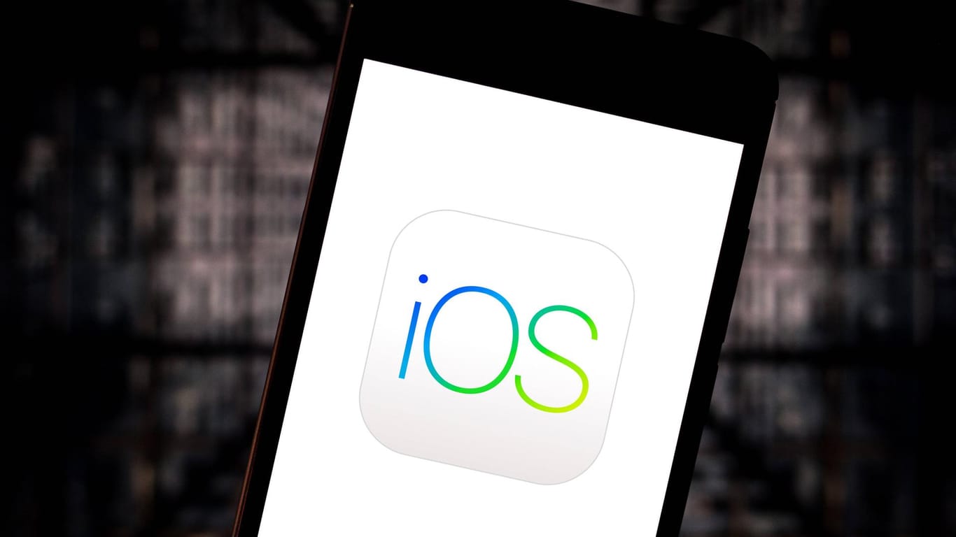 Das iOS-Logo auf einem iPhone-Display: iOS 14 soll den Homescreen umkrempeln.