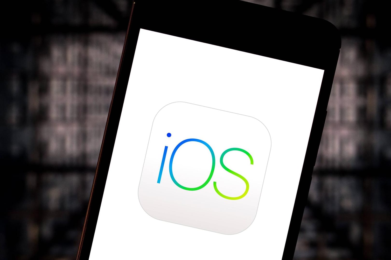 Das iOS-Logo auf einem iPhone-Display: iOS 14 soll den Homescreen umkrempeln.