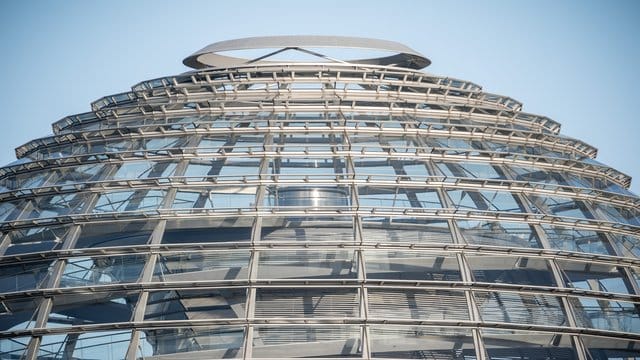 Die Kuppel auf dem Reichstagsgebäude ist menschenleer - aus Vorsichtsgründen wurde sie gesperrt. Die Kuppel auf dem Reichstagsgebäude ist menschenleer - aus Vorsichtsgründen wurde sie gesperrt.