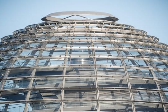 Die Kuppel auf dem Reichstagsgebäude ist menschenleer - aus Vorsichtsgründen wurde sie gesperrt.