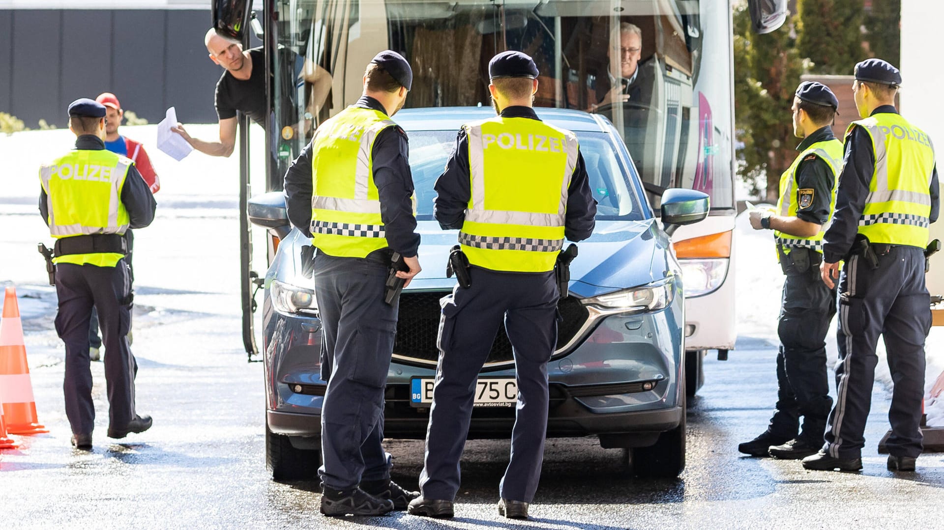 Polizisten kontrollieren Reisende am Brenner zwischen Italien und Österreich.